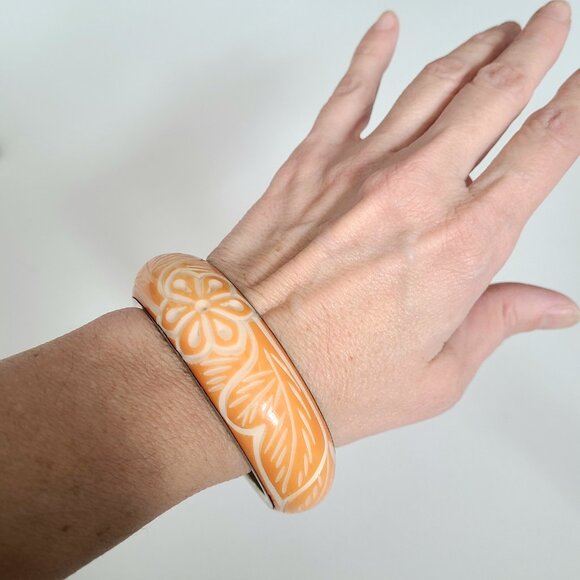 Carved floral chunky bracelet/bangle with metal base. - Picture 6 of 6